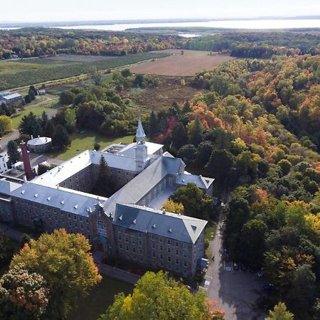 Auberge De L'Abbaye D'Oka Exteriör bild